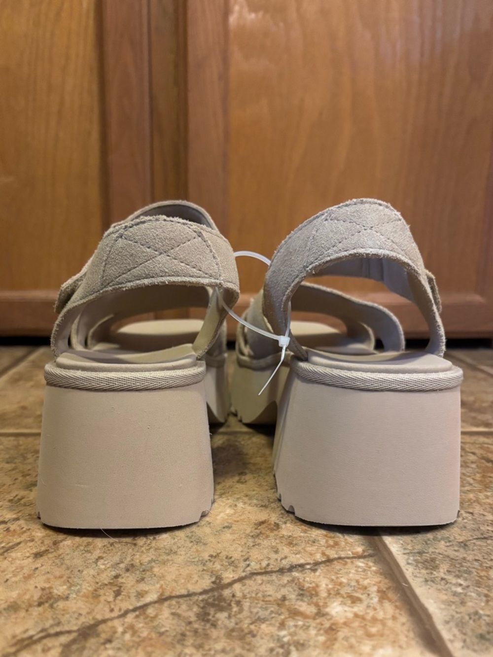 NWOT UGG New Heights Ankle Strap Platform Sandals sz 8 - Picture 2 of 6